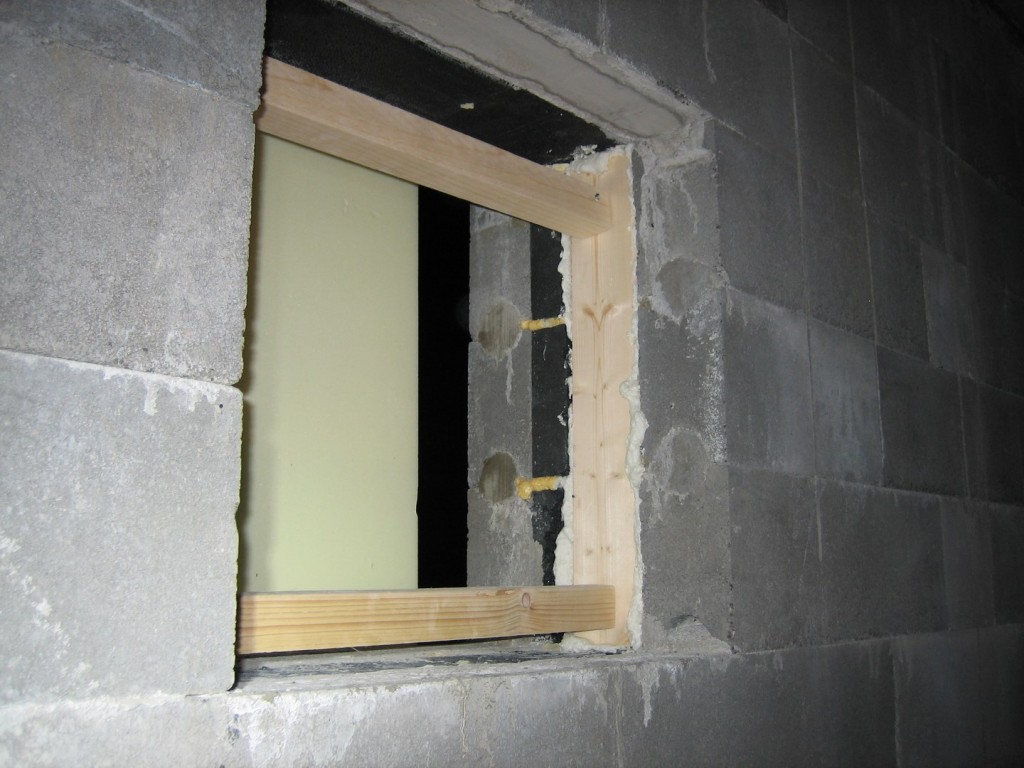Tukipuut liimataan uretaanilla eristeeseen, jotta ikkunat saadaan kiinnitettyä.
